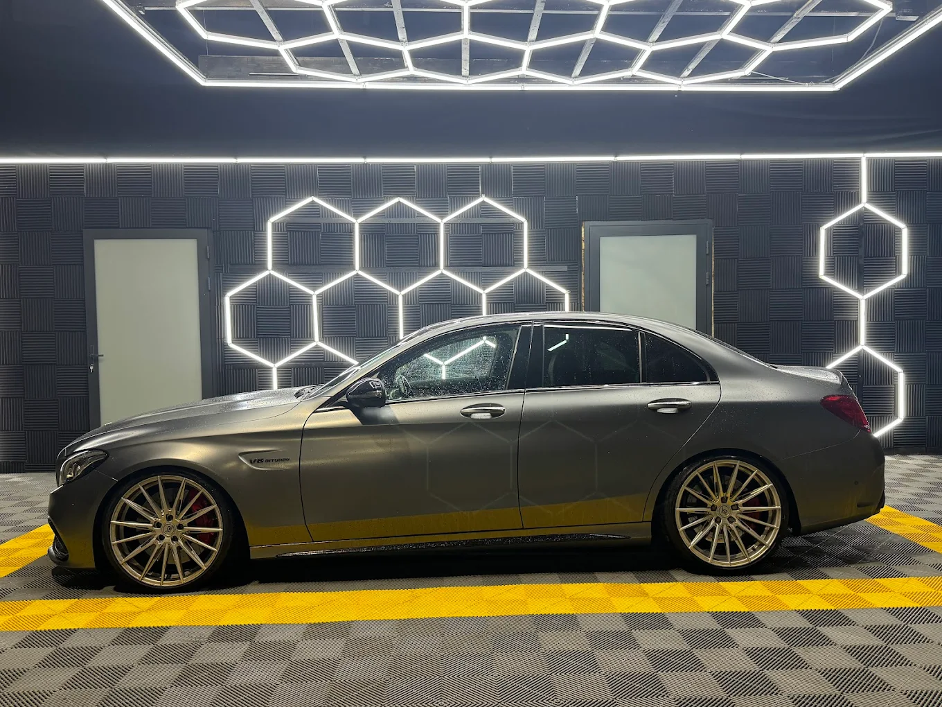 Mercedes in modernem Studio